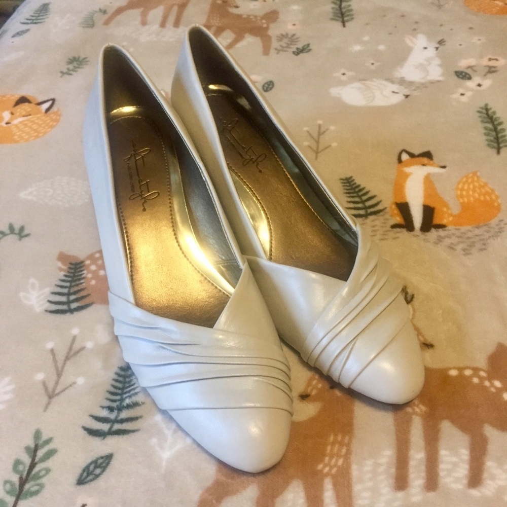 HUSH PUPPIES Soft Style Cream Pumps Size 8 NWOT